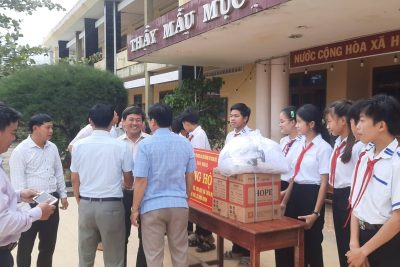 TRAO QUÀ ỦNG HỘ HỌC SINH VÙNG LŨ