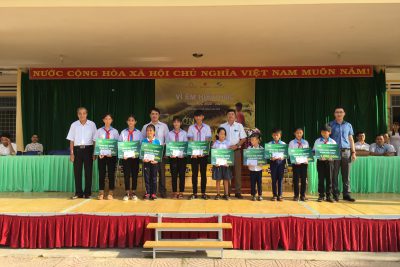 TRAO HỌC BỔNG”VÌ EM HIẾU HỌC” NĂM HỌC 2020-2021