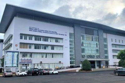 Buôn Ma Thuột: Bệnh nhân 12 tuổi được đưa vào bệnh viện cấp cứu trong tình trạng dập nát 2 bàn tay và hàng loạt vết thương trên cơ thể do pháo nổ.